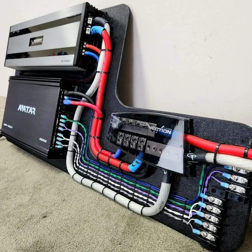 Amplificadores y cableado organizado de Car Audio