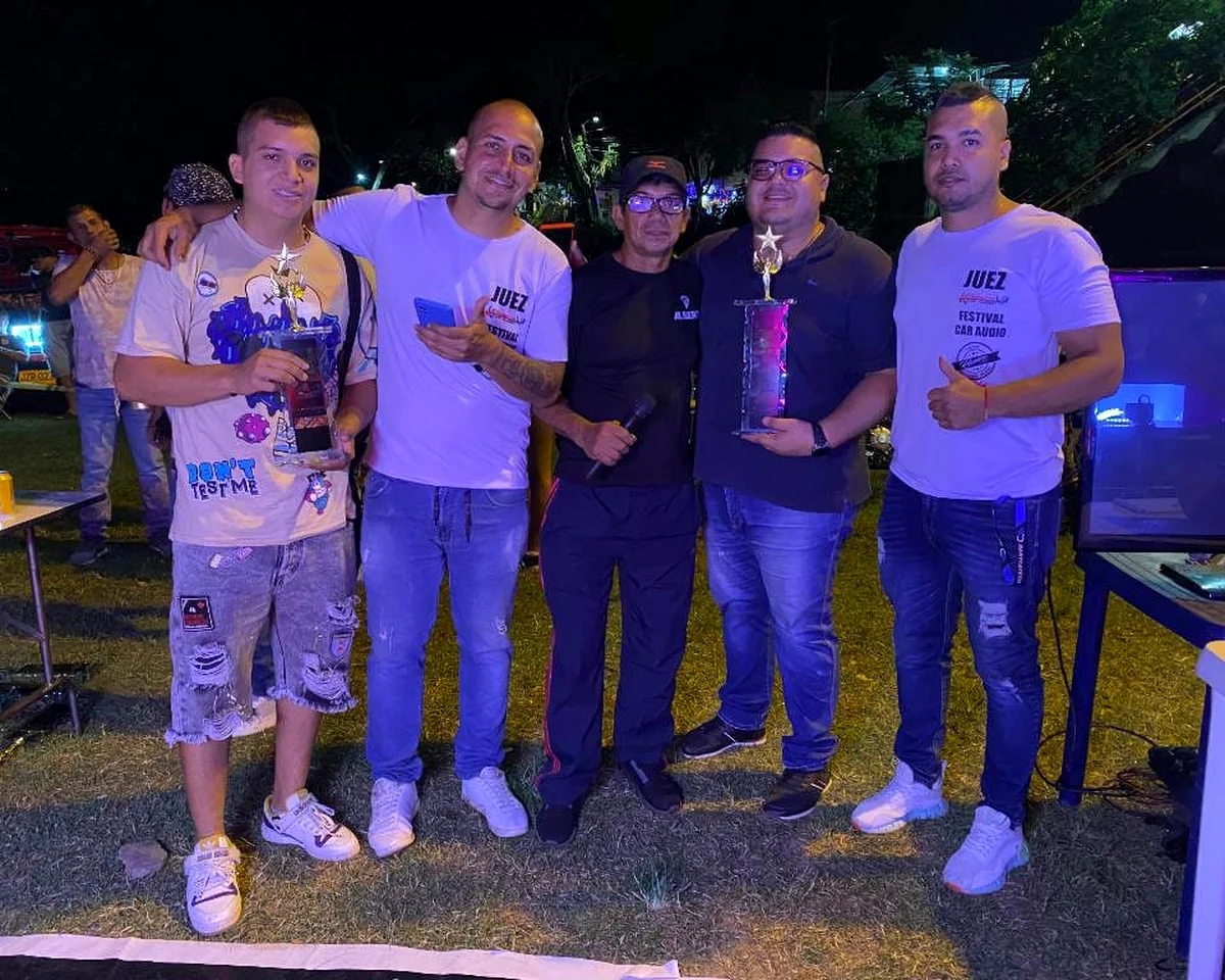 Steven de BTMAX con trofeos durante un evento de Car Audio