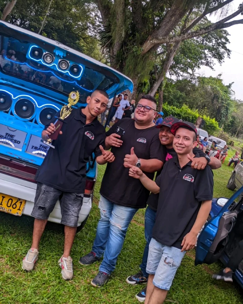 Steven y el equipo BTMAX junto a un proyecto de Car Audio y un trofeo