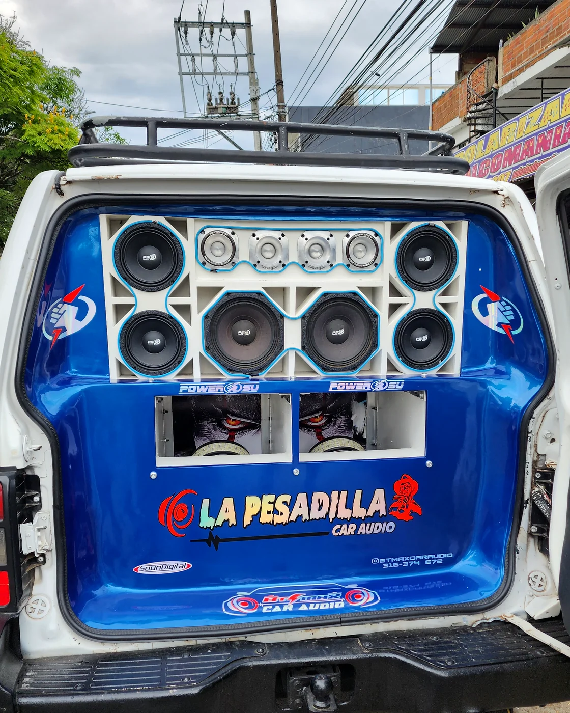 Vehículo con sistema completo de Car Audio color azul