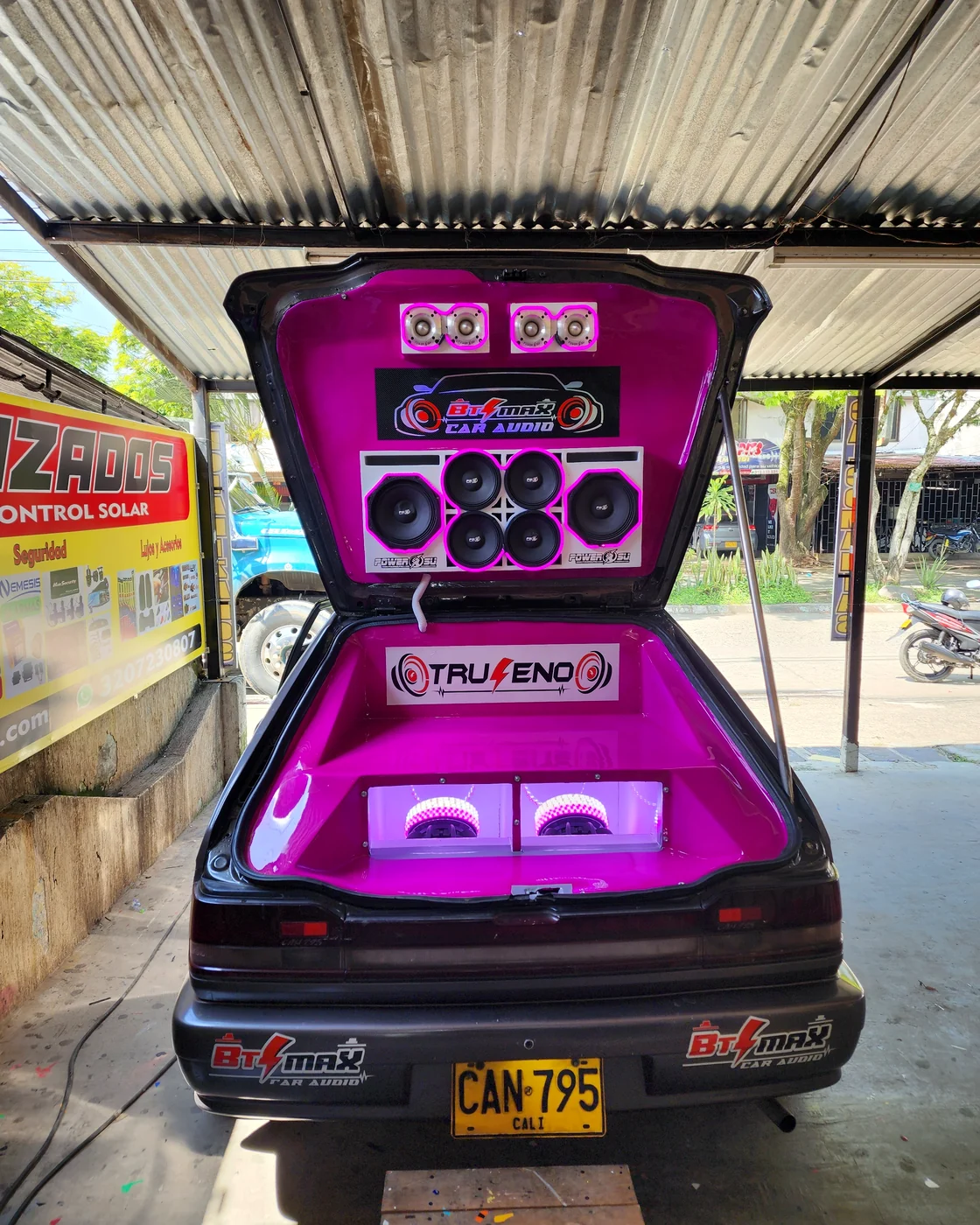Vehículo BTMAX con sistema de Car Audio color magenta
